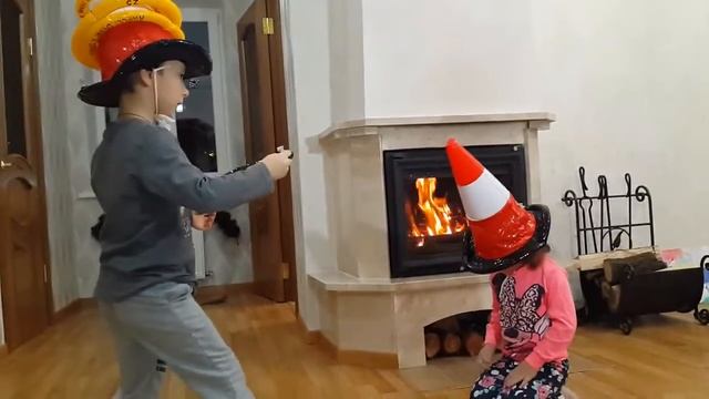 Что у Тимы и Маши на голове! Конус Челлендж! смотреть онлайн