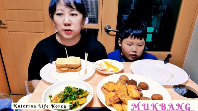 MUKBANG🥢/ Домашний сендвич🥪/Наггетсы, Маленькие 🧆Котлетки и 🥤/ Katerina Life Korea | #mukbang смотреть онлайн