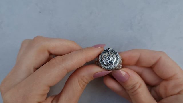 Кольцо Ом серебряное Аум уроборос мужской перстень талисман амулет смотреть онлайн
