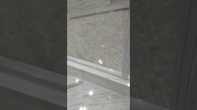 Душевое ограждение из стекла на заказ. Угловая конструкция - "трапеция" или "пятиугольная". смотреть онлайн