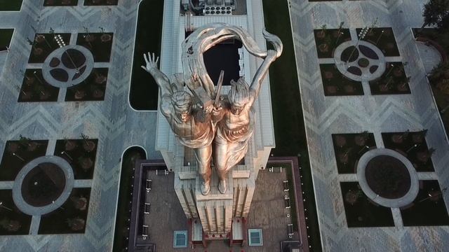 ВДНХ. Памятник "Рабочий и колхозница " смотреть онлайн