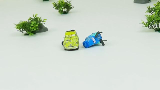 Luigi And Guido Crash & Repair!  Disney Cars Toys Stop Motion Animation - Ladybird TV