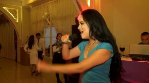 Анара Батырхан поет песню живую