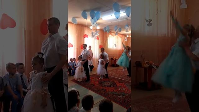 Танец пап и дочек, на выпускной в садик) смотреть онлайн