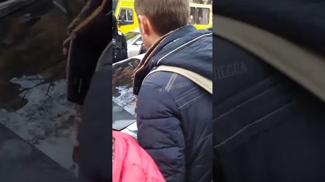 Одесская полиция ловит подростков на улице и везёт в военкомат. смотреть онлайн