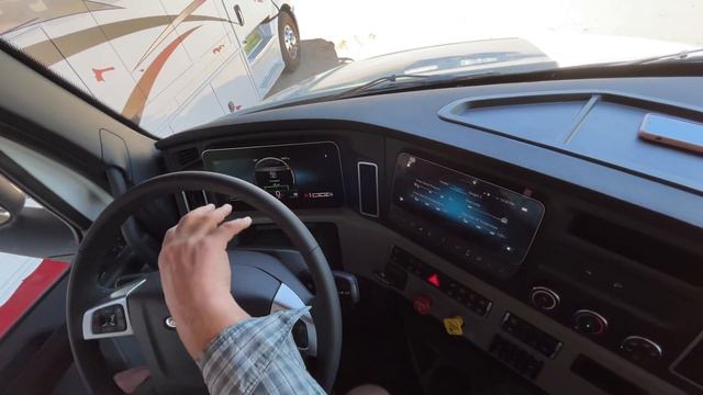 2022 Freightliner Cascadia with full digital dash. смотреть онлайн