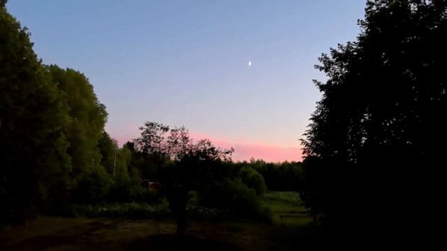 Тонкий месяц на небе. Вечереет. (timelapse) смотреть онлайн