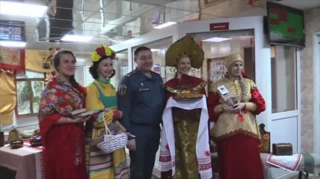 Сотрудницы Главного управления поздравили коллег мужчин с Днём Защитника Отечества смотреть онлайн