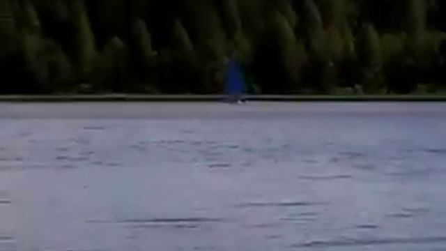 Катамаран идет на моторе и под парусом смотреть онлайн