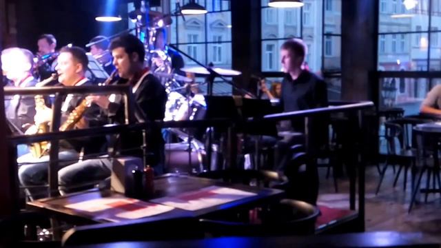 Музыканты играют в кафе Правда во Львове. смотреть онлайн