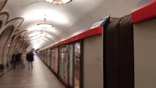 Электропоезд 81-775/776/777 «МОСКВА-2020» (Дейна) №08 на станции метро «Новослободская» КЛ 22/09/21 смотреть онлайн