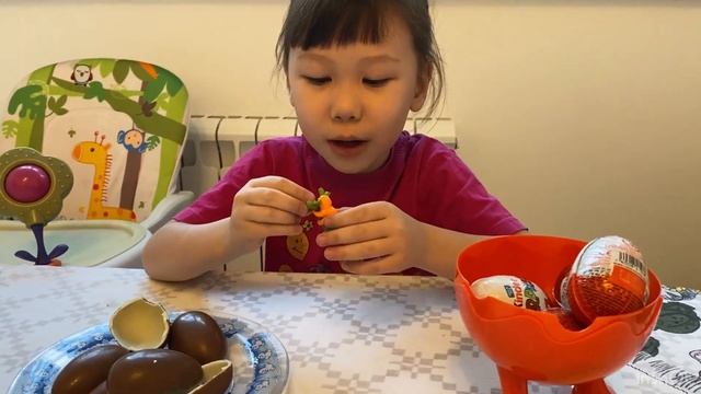 Распаковка киндер сюрприза. Даша открывает Мега Kinder, будет очень вкусно. Игрушки киндер surprise смотреть онлайн