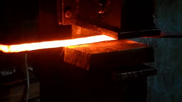 Как сделать дамасскую сталь / Ковка клинков из дамасской стали смотреть онлайн