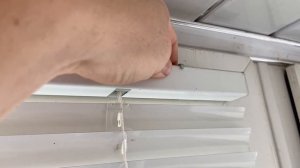 Как снять горизонтальные металлически жалюзи с пластиковых окон, чтобы помыть?