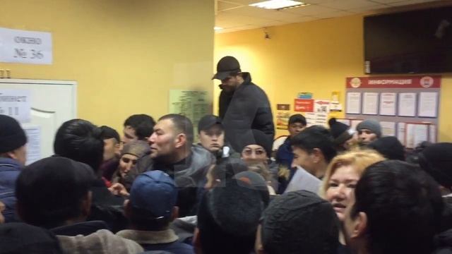 В миграционной службе на ул. 9 Апреля образовалась давка в очереди на подачу документов смотреть онлайн