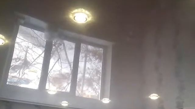 Глянцевый натяжной потолок 12 светильников Карниз для штор смотреть онлайн