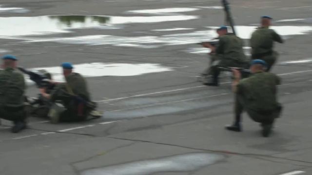 Солдаты демонстрируют стрельбу. "Блогеры в армии" смотреть онлайн