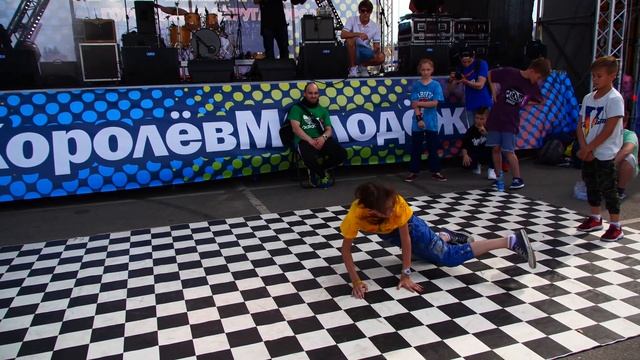 bgirl Break Monsters vs bboy Rocky - King town battle смотреть онлайн