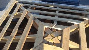 Шатровая крыша, реально можно построить в одиночку.