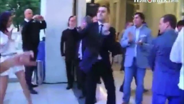 "Без комментариев".Танец от главы государства смотреть онлайн