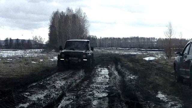 Рено Дастер встрял в колее и Patrol спешит на помощь
