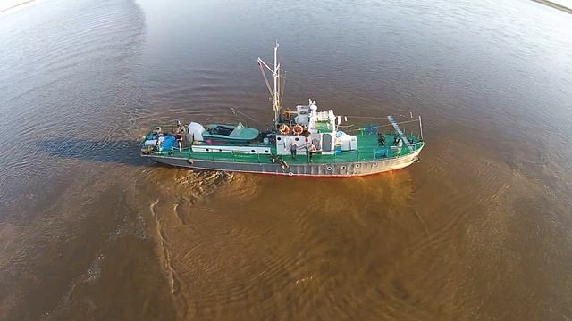 Полеты на квадрокоптере над катером, мель. смотреть онлайн