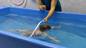 Ребенок учится плавать в бассейне, прыгает, плавает и ныряет в воду. Варвара 1 год и 9 месяцев.