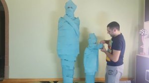 ?НОВОГОДНИЙ ЧЕЛЛЕНДЖ МУМИЯ? УКРАШАЕМ МУМИЮ НОВОГОДНИМИ ИГРУШКАМИ ВИДЕО ДЛЯ ДЕТЕЙ