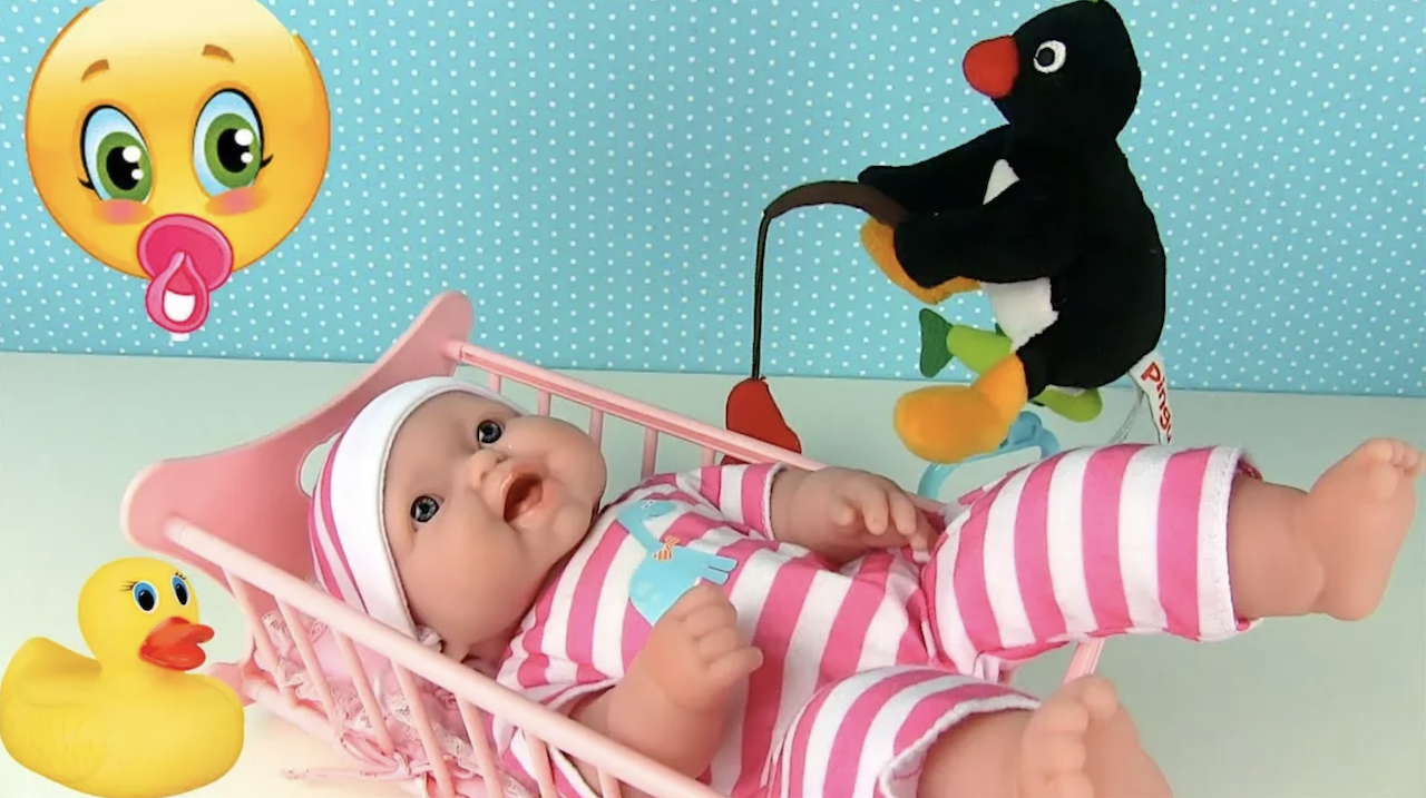 КАК ПЕЛЕНАТЬ РЕБЁНКА Укладываем спать Кроватка Игрушки для девочек смотреть онлайн