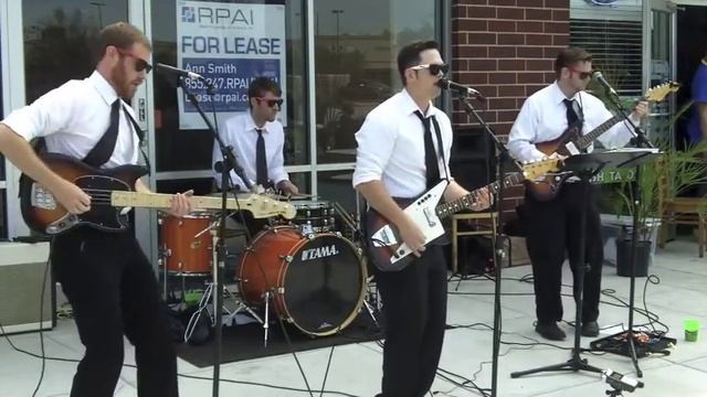 Chad Shivers and the Summer Knights perform the Rivieras' "California Sun" смотреть онлайн