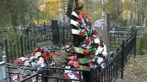 Почему нельзя ставить  венки на могилах!