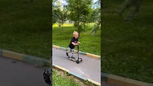 Учимся ТОРМОЗИТЬ на самокате Skooter Maxi! смотреть онлайн