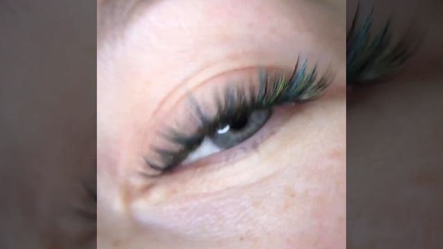 ЭФФЕКТ КИМ С ЦВЕТНЫМИ РЕСНИЦАМИ смотреть онлайн