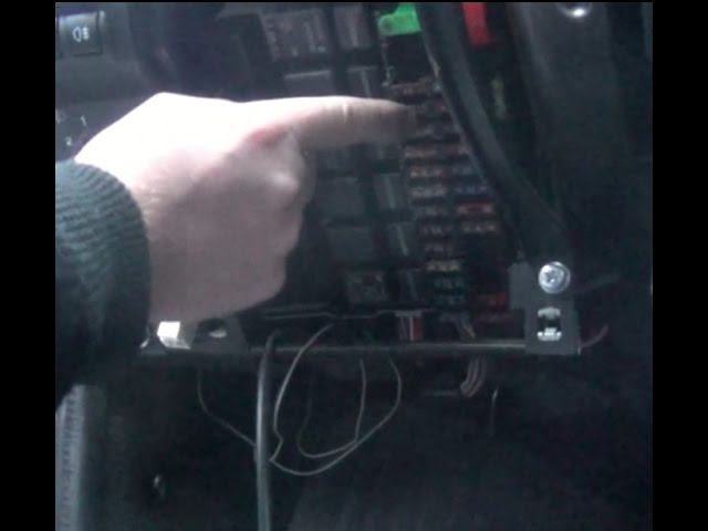 Замена предохранителя ближнего света фар правого на ВАЗ - Lada Granta