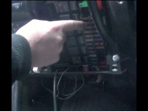 Замена предохранителя ближнего света фар правого на ВАЗ - Lada Granta