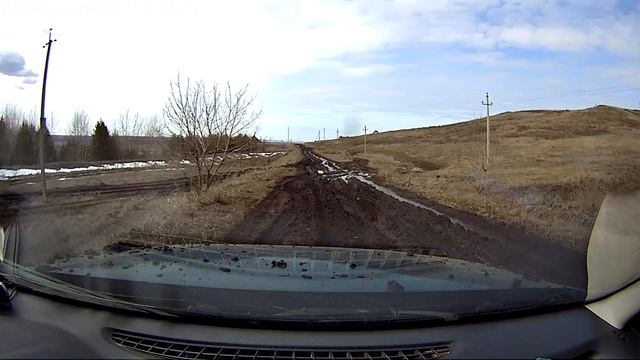 Renault Duster едет по грязи смотреть онлайн