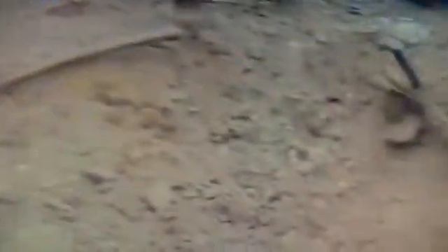 Стаханов 21 01 2015 Результат обстрела Огромная воронка=-\ смотреть онлайн