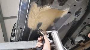 Нанесение распыляемого кузовного герметика с помощью пистолета.