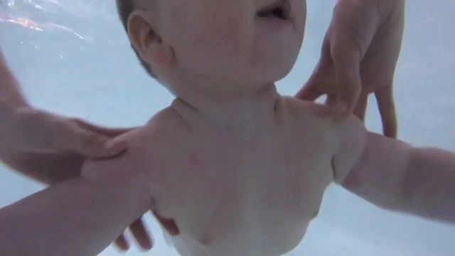 Младенец плавает, грудничок плывет, грудничковое плавание смотреть онлайн