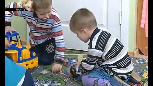 За детьми присмотрят при помощи видеокамер смотреть онлайн