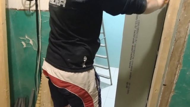 ДОДЕЛАЛИ СТЕНЫ И ПОТОЛОК.ПРОДОЛЖАЕМ РЕМОНТ В ВАННОЙ. смотреть онлайн