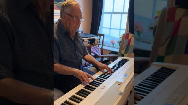 London By Night, a great Sinatra song, on Kawai ES920 piano Alex Govier Falmouth Cornwall UK смотреть онлайн