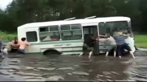 Автобус застрял в луже