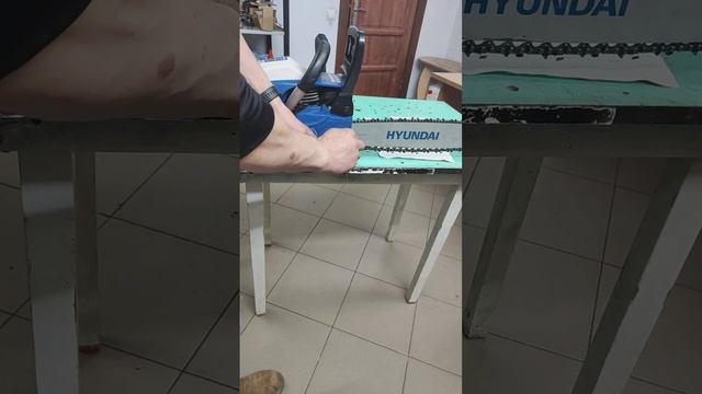бензопила HYUNDAI, поврежден механизм натяжения цепи, треснула крышка. смотреть онлайн