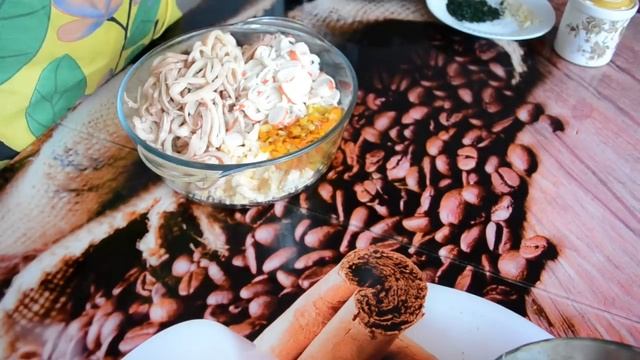 Салат из кальмаров и крабовых палочек