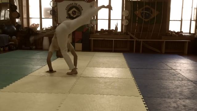 Tutorial Capoeira №2 - Учимся делать Meia Lua pra Atras смотреть онлайн