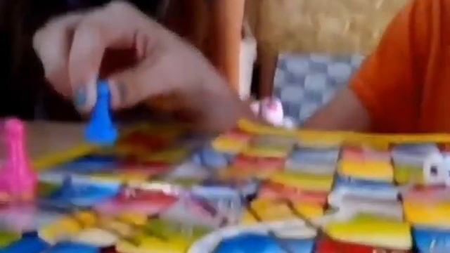 Играем в игру "Лестница и змеи"! Кто выиграет?!???? смотреть онлайн