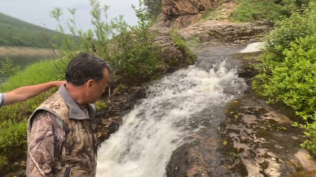 Красивый водопад на реке Алдан смотреть онлайн