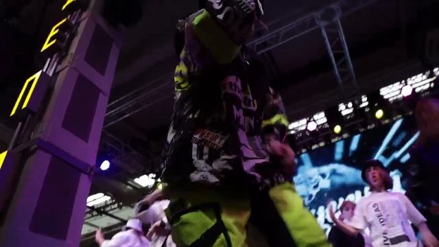 Иван Star и группа ArtSchool - «LOVE IT ритм» (кавер Монатик) Выпускной «Эколь» смотреть онлайн