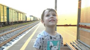 Макс смотрит поезда - Видео для детей про поезда и железную дорогу